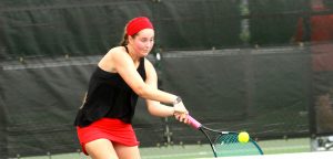 Lobos, Rebs duel on tennis court